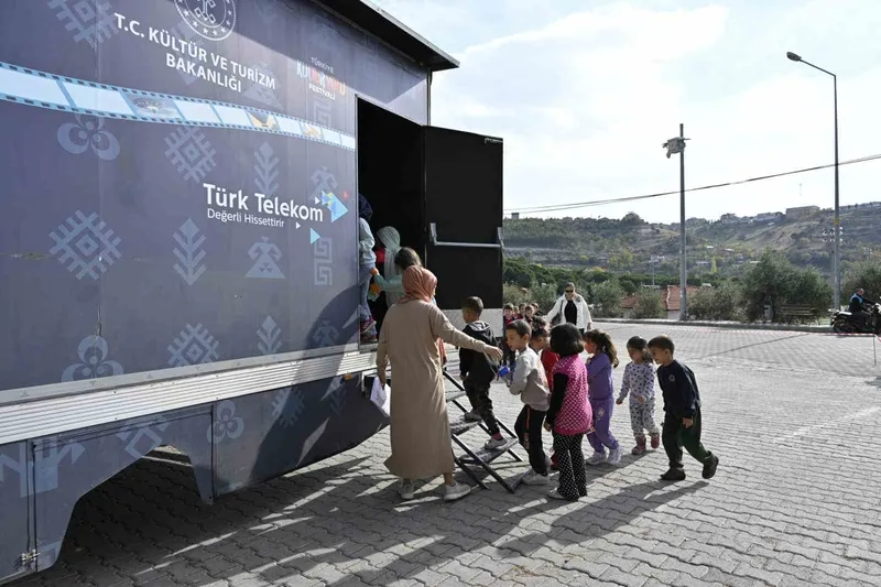 Demirci’de gezen sinema tırı çocuklara unutulmaz anlar yaşattı
