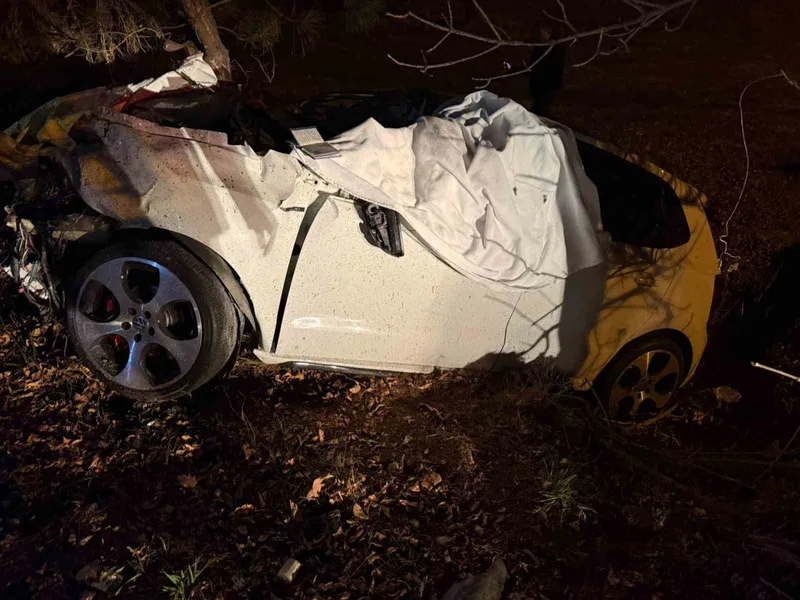 Burdur’da kamyonet ile çarpışan otomobil hurdaya döndü: 1 ölü, 1 yaralı
