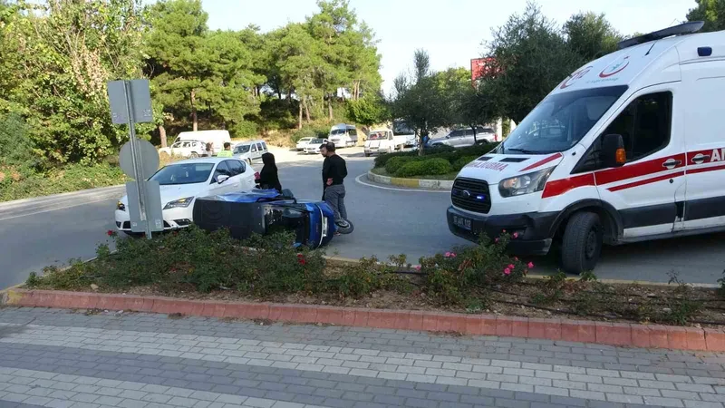 Motorlu bisiklet ile otomobil çarpıştı: 1 yaralı

