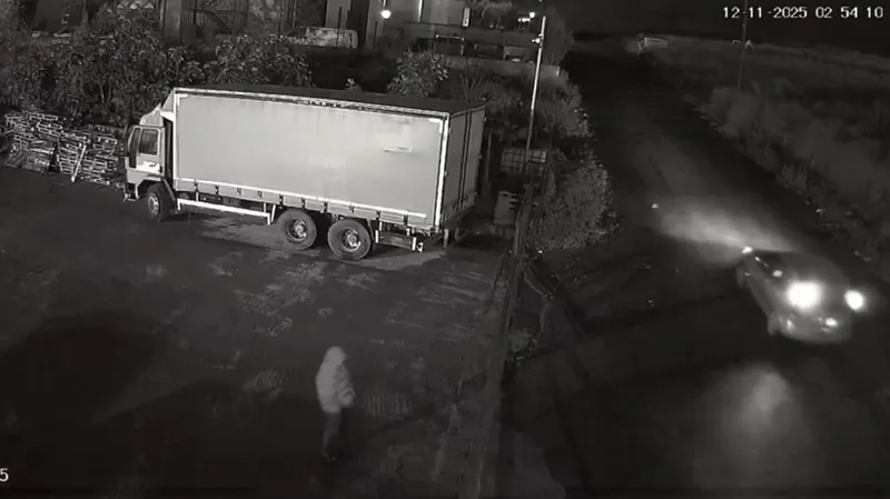 Arnavutköy’de fabrikaya kurşun yağmuru kamerada: 20 bin lira için tetikçi tuttu
