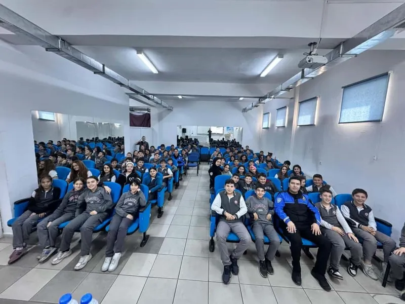 Ortaokul öğrencilerine polislerden eğitim
