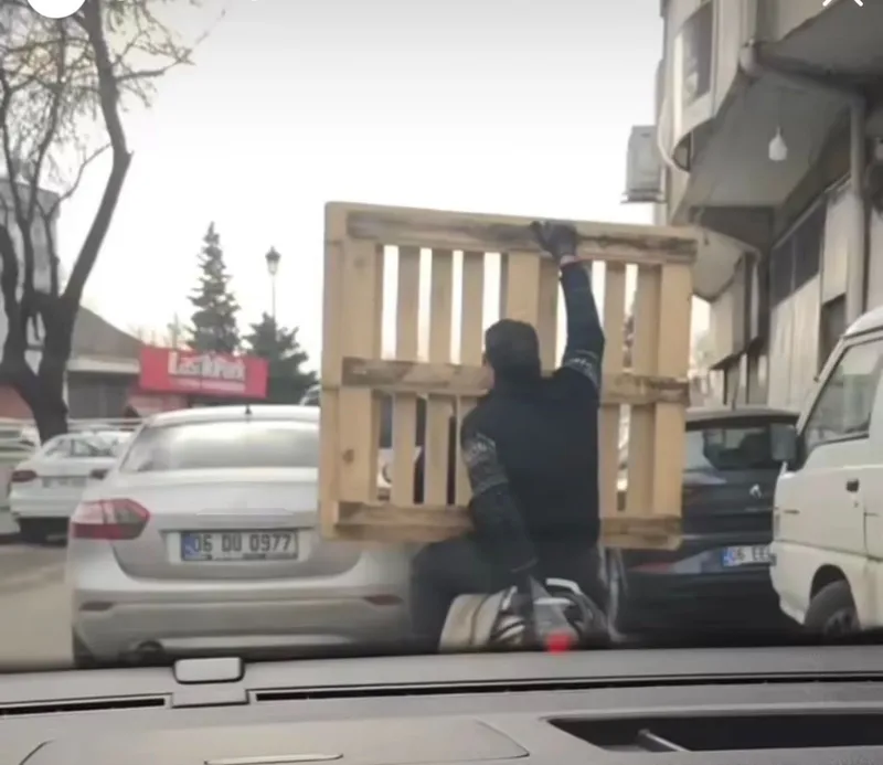Gaziantep’te tehlikeli yolculuk: Motosiklet üzerinde palet taşıdı
