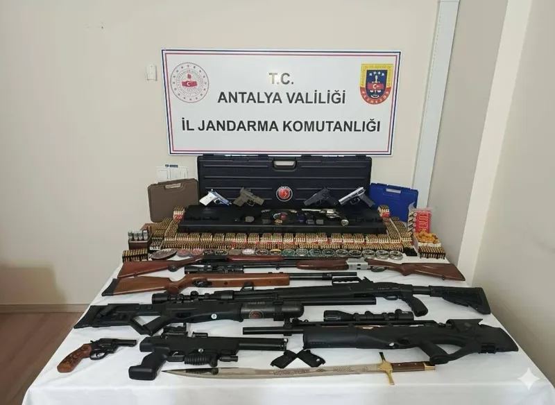 Kemer’de jandarmanın operasyon düzenlediği evden çok sayıda silah çıktı
