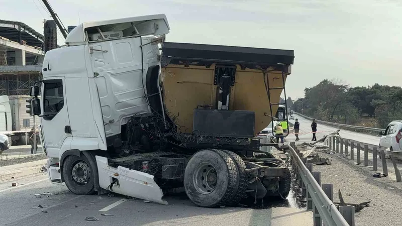 Arnavutköy’de iki kamyon çarpıştı: Sürücü araç içinde sıkıştı
