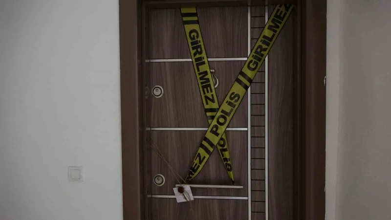 Göreve gelmeyen polis memuru, kendisini kontrol için gelen mesai arkadaşları tarafından ölü bulundu
