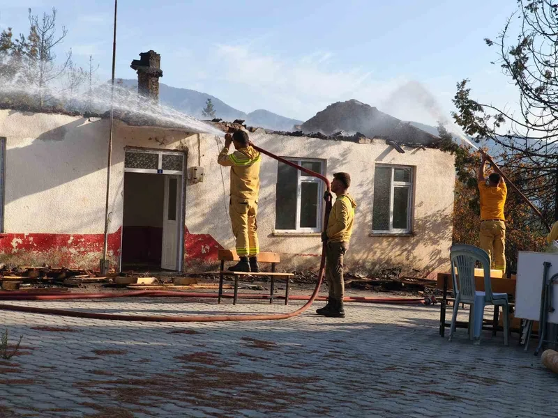 Antalya’da ormanlık alanda çıkan yangında eski okulun çatısı yandı
