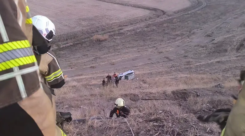 Diyarbakır’da otomobil şarampole yuvarlandı: Yaralı sürücüyü itfaiye kurtardı
