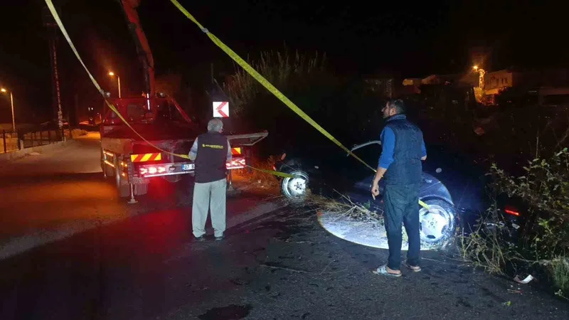 Sulama kanalına uçan araçtan ekipler kurtardı, alkolmetreyi üflemeyince ehliyetine el konuldu
