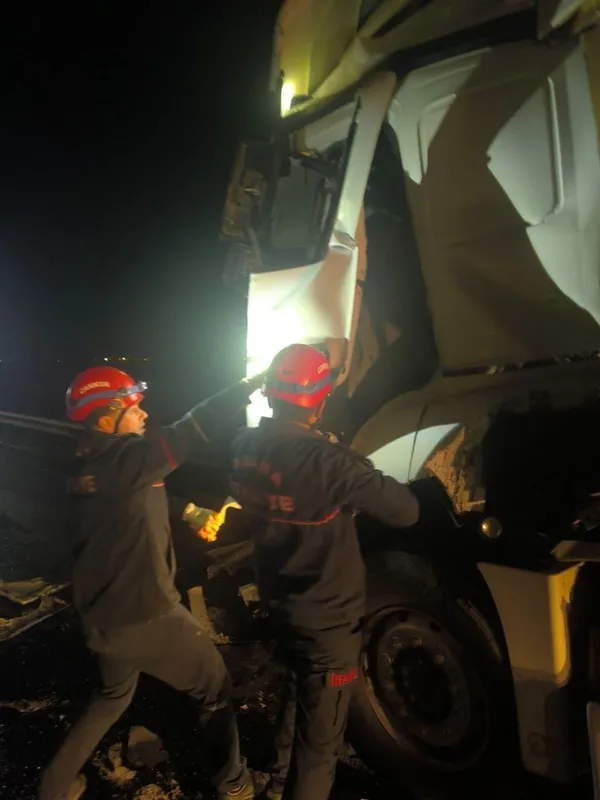 Adana’da tır, otobüse arkadan çarptı: 14 yaralı
