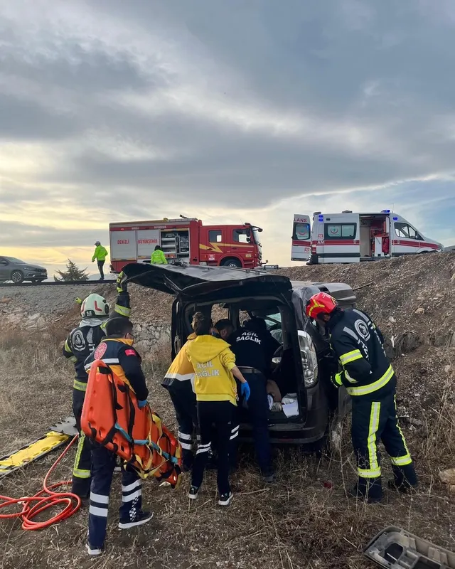 Yoldan çıkan otomobil tarlaya uçtu; 2 yaralı
