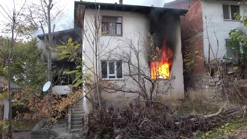 Amasya’da iki katlı evde yangın: Yaşlı kadın yangını ağlayarak izledi
