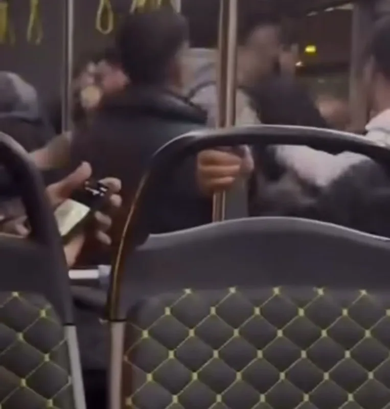 Bursa’da otobüste yumruk yumruğa kavga kamerada
