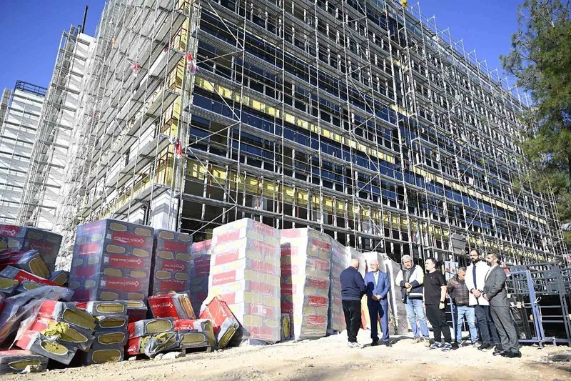 Rektör Savaş, diş hastanesi inşaatını yerinde inceledi
