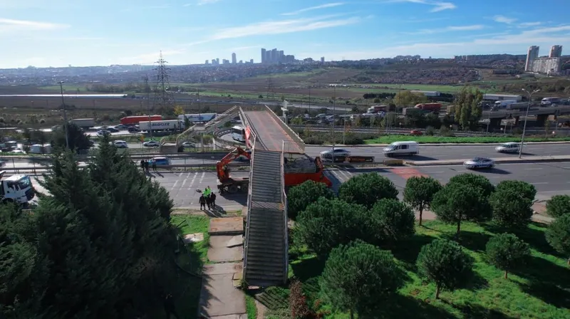 Avcılar’da iş makinesi taşıyan tır üstgeçide çarptı
