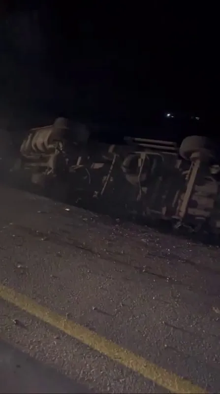 Kontrolden çıkan kamyon elektrik direğine çarparak devrildi, mahalle karanlığa büründü
