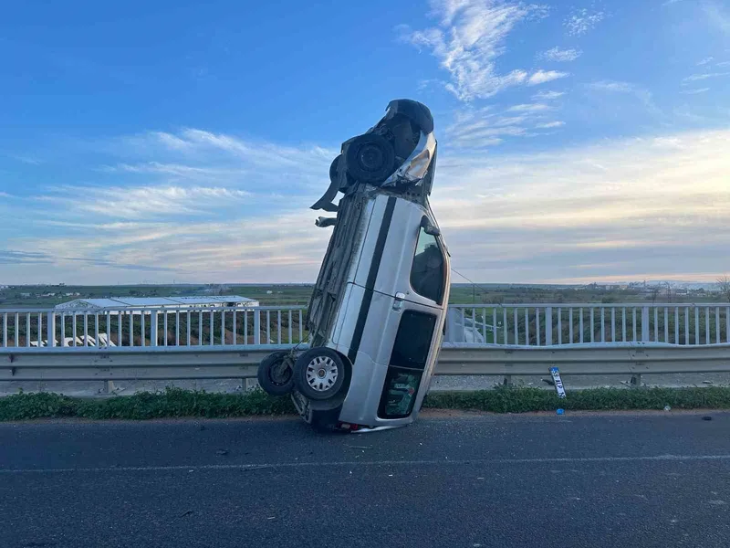 Tekirdağ’da ilginç kaza: Bariyere çarpan araç dik durdu, 2 kişi yaralandı
