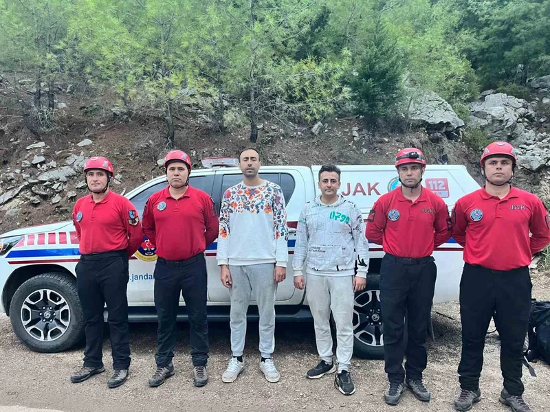 Yürüyüş sırasında kaybolan 2 genç, 15 saat sonra JAK timleri tarafından bulundu
