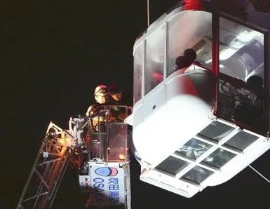 Japonya’da dönme dolapta mahsur kalan 20 kişi, 9 saatlik operasyonla kurtarıldı
