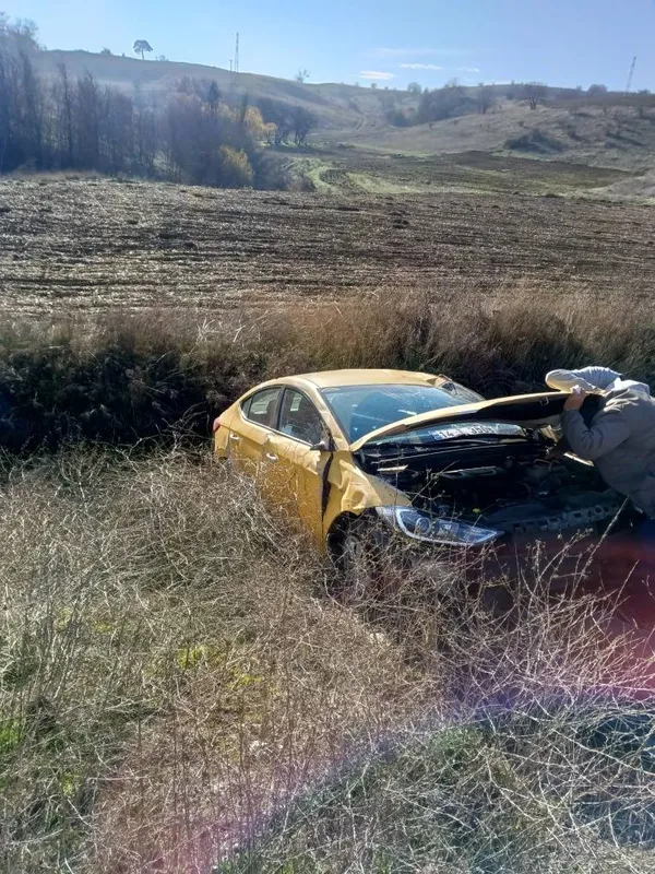 Bolu’da ticari taksi tarlaya uçtu
