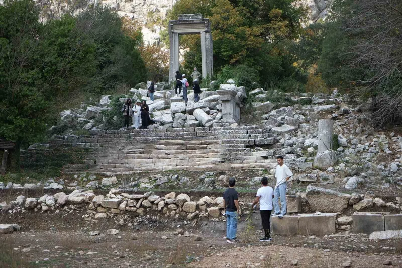 Termessos’ta ilk kazıda dans eden kadınlar mezarı, Antiochis’in anıt mezarı ve figürlü lahit parçaları ortaya çıkarıldı

