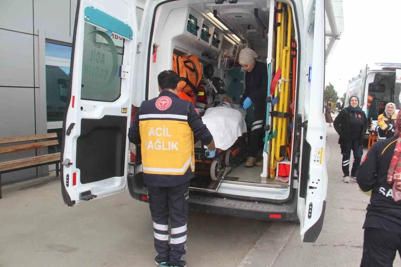 Ahırda dananın teptiği besici hastanelik oldu
