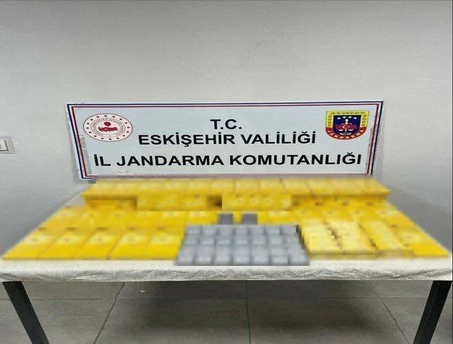 Cinsel ürünler, sigara ve tabancaları kaçak olarak satmayı planlayan şahısları jandarma yakaladı
