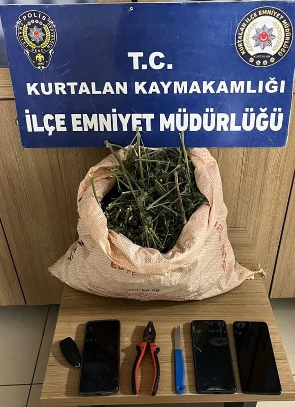 Polisin ’dur’ ihtarına uymayarak kaçan 3 kişinin üzerinden uyuşturucu çıktı
