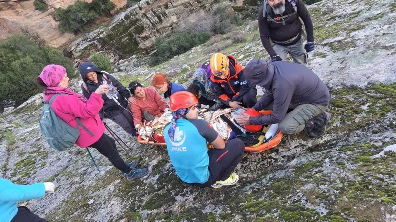 Yürüyüş yaparken dere yatağına düşen şahıs kurtarıldı
