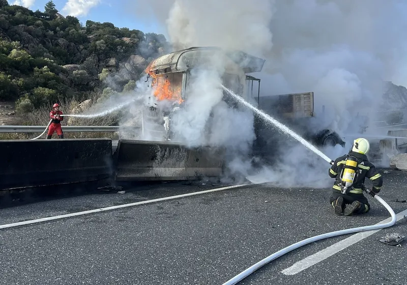 Kaza yapan tır alevlere teslim oldu

