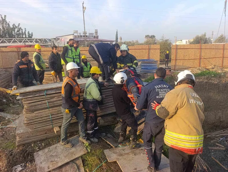 Çalıştığı esnada rahatsızlanan kule vinç operatörü operasyonla kurtarıldı
