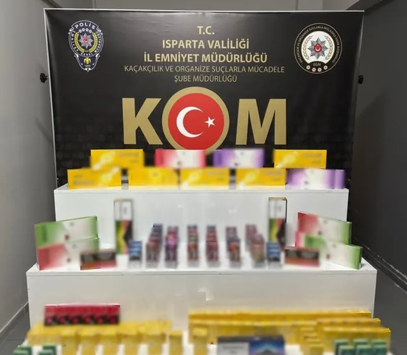 Isparta’da bir evde yapılan aramada çok sayıda kaçak sigara ve elektronik sigara ele geçirildi
