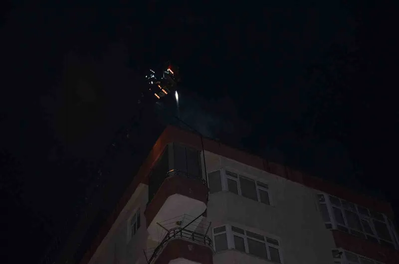 Bafra’da 7 katlı binanın çatısında yangın
