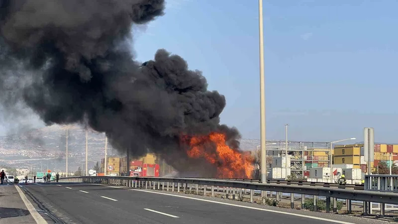 Mazot yüklü tanker alev alev yandı, gökyüzünü kara dumanlar kapladı
