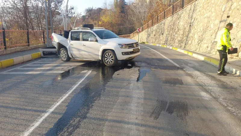 Tunceli’de kamyonet, 7 metre yükseklikten düştü: 4 yaralı
