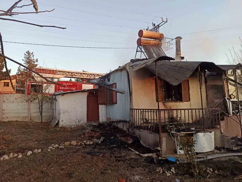 Çorum’da yangına teslim olan ev kullanılamaz hale geldi: 1 yaralı
