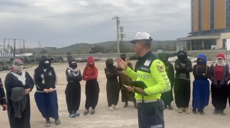 Osmaniye’de 15 kişilik minibüsten 30 işçi çıktı
