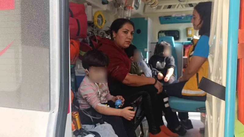 Alevler içindeki dairede mahsur kalan 3 küçük çocuğu inşaat işçileri ve mahalle sakinleri kurtardı
