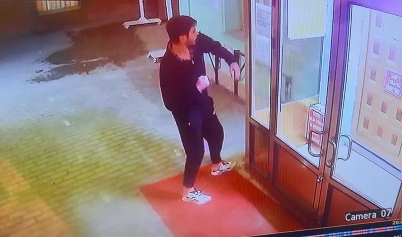 Cami kapısını yumruklayan şahsın saldırı anları güvenlik kamerasında
