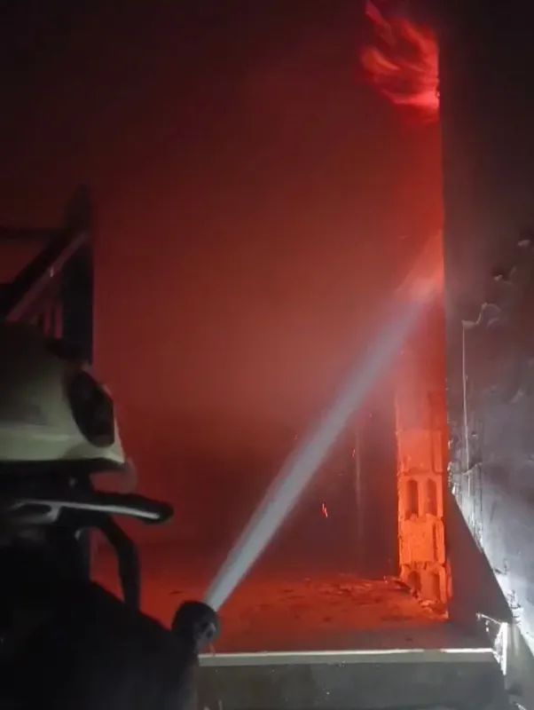 Antakya’da binanın çatısı alevlere teslim oldu
