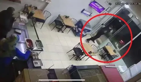 Drift atıp tozu dumana kattı, kaza yapıp böyle kaçtı
