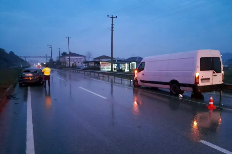 Otomobil ile minibüs çarpıştı: 4 yaralı
