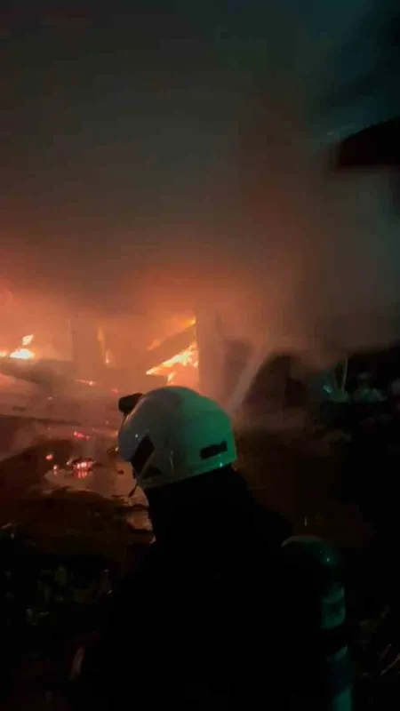 Rize’de 3 katlı binanın kömürlüğünde yangın paniği
