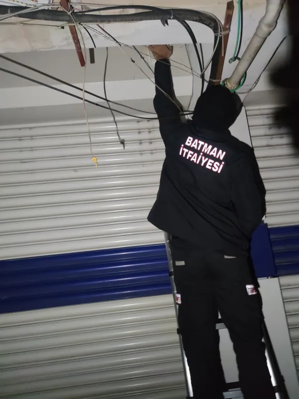 Batman’da kuaför dükkanında mahsur kalan 3 kişiyi itfaiye kurtardı
