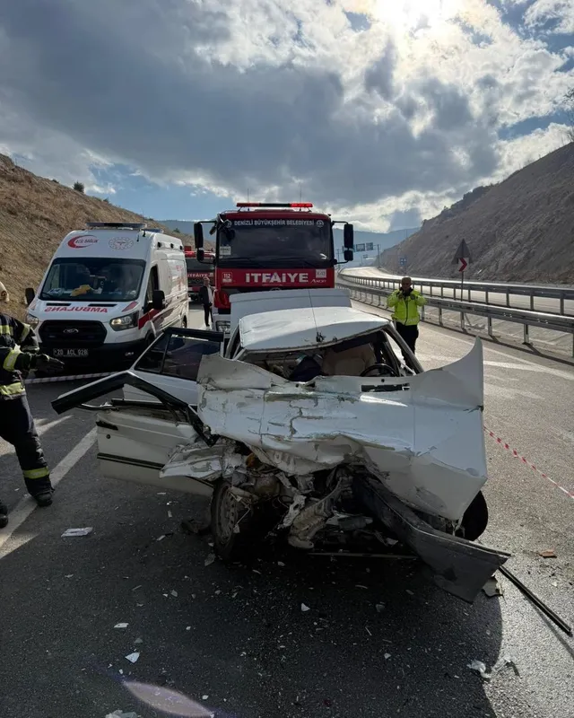 Kamyona arkadan çarpan otomobil hurdaya döndü; 1 ölü 1 yaralı
