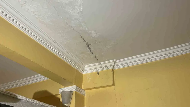 Kocaeli’de bir binanın kolonları çatladı: Aileler korkuyla evi tahliye etti
