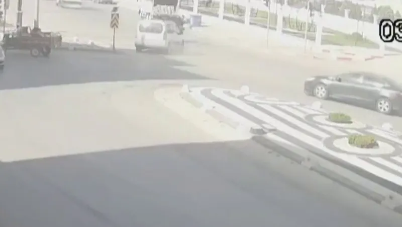 Motosiklet sürücüsünün saniyelerle ölümden döndüğü kaza kamerada
