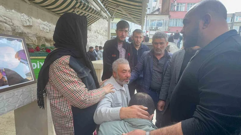 Motosiklet kazasında hayatını kaybeden genç, gözyaşlarıyla son yolculuğuna uğurlandı
