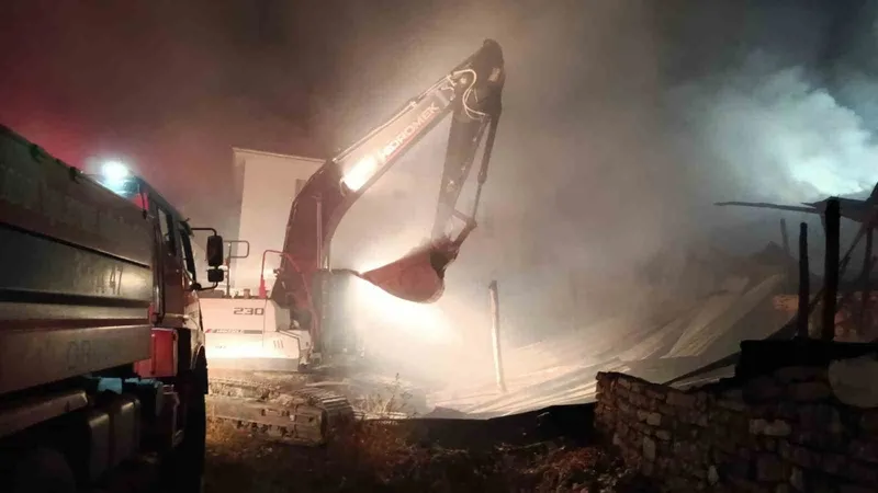 Burdur’da alev alev yanan ev kullanılamaz hale geldi
