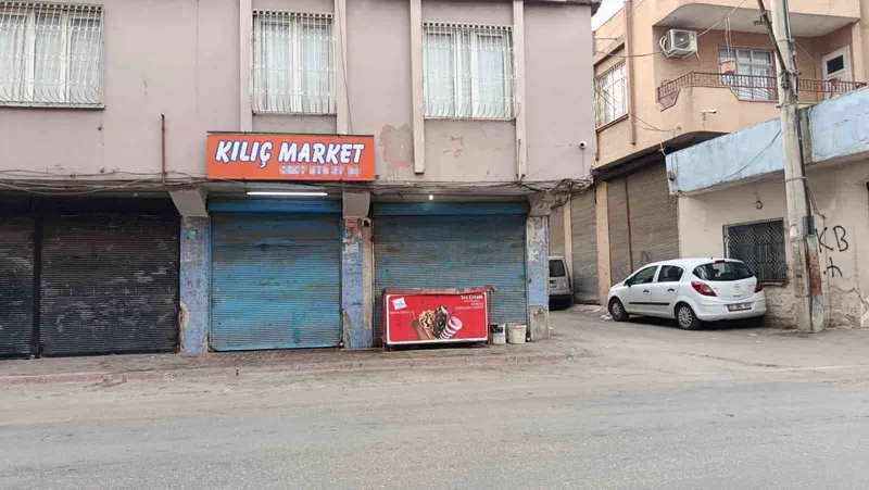 Otomobil markete daldı: 4 yaralı
