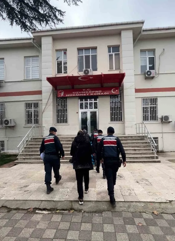 Edirne’de yapay zekâ destekli operasyonda 3 FETÖ şüphelisi yakalandı

